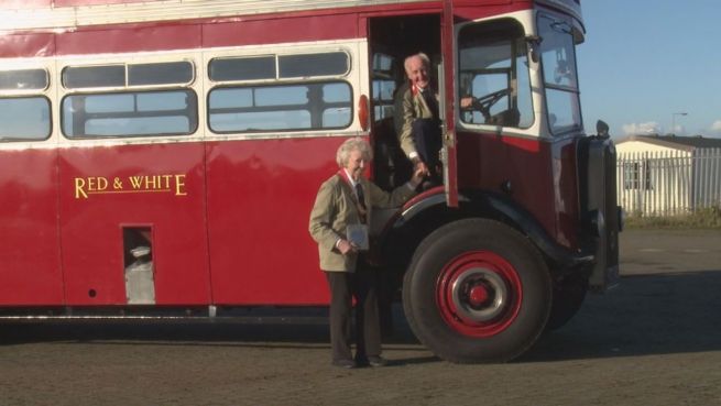 go to Liebe auf den 1. Bus: Rentner retten ihren Oldtimer