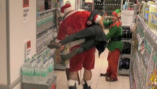 go to 'No Planet, no Christmas': Santa Claus pöbelt im Markt