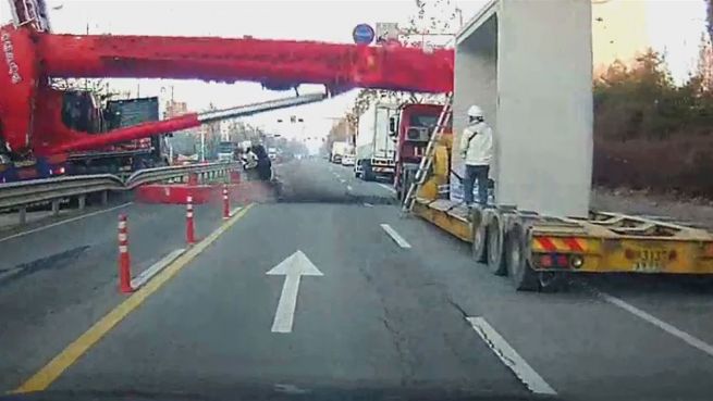 go to Flachgelegt: Kran fällt mitten auf die Hauptstraße